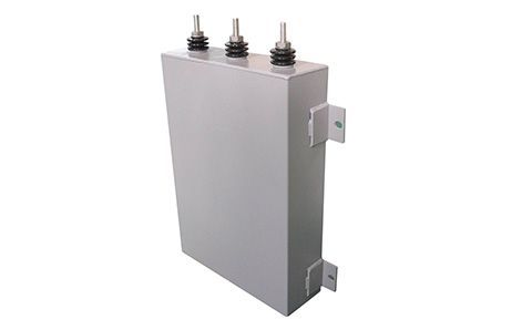 電容器的容量大小與什么有關？為什么？